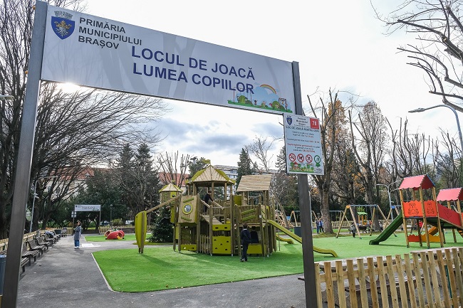 Primăria a deschis noul loc de joacă din Parcul „Nicolae Titulescu”
